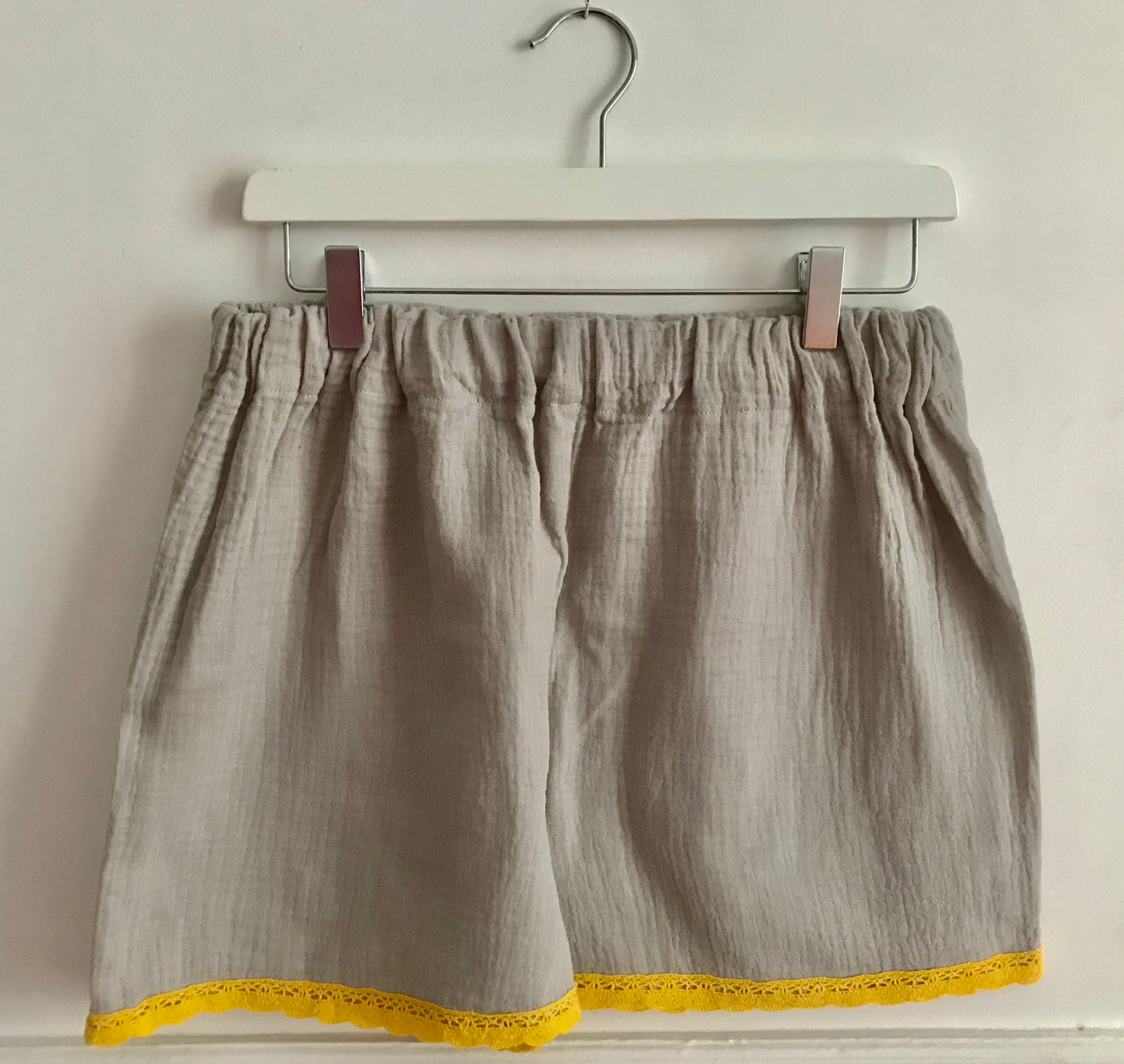 Caleçon en double gaze gris clair/dentelle jaune vif