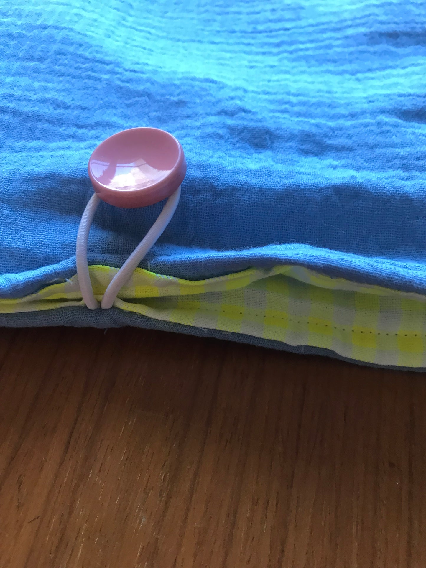 poche à livre bleu pâle/vichy fluo jaune