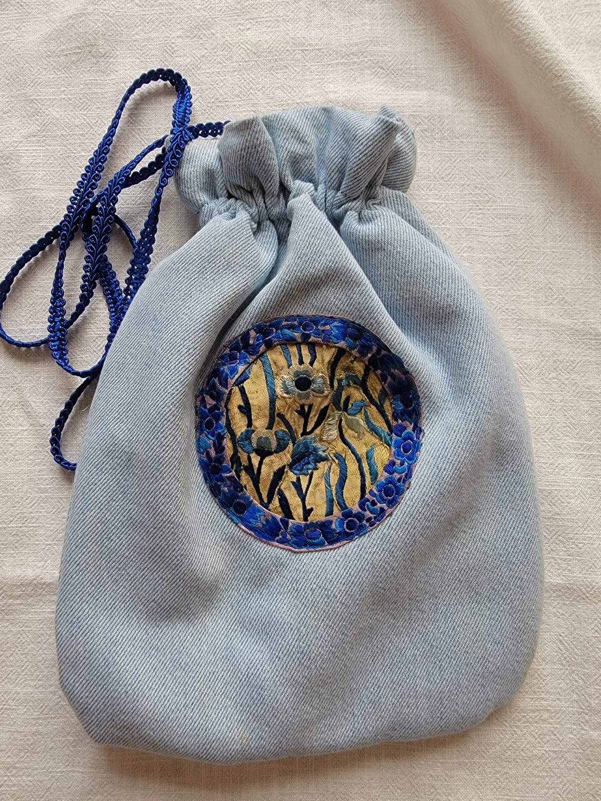 Bourse en jean upcyclé et médaillon ancien brodé