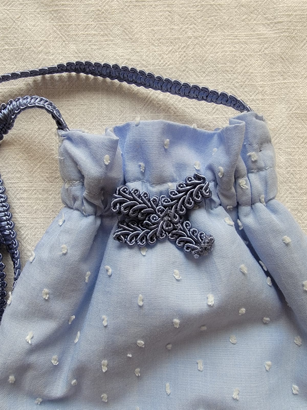 Bourse en plumetis bleu pastel azur