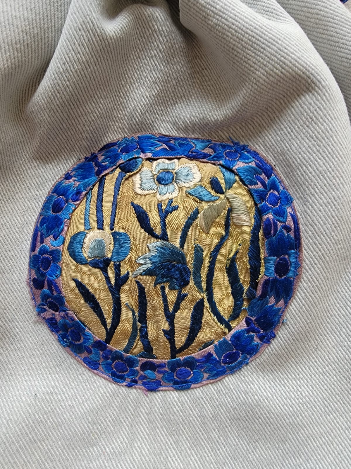 Bourse en jean upcyclé clair et médaillon ancien brodé