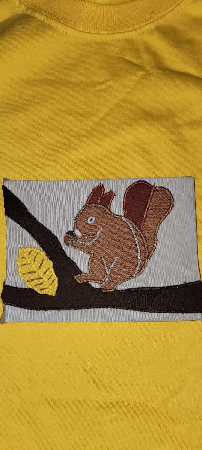 T-shirt Ecureuil capsule automne fond jaune
