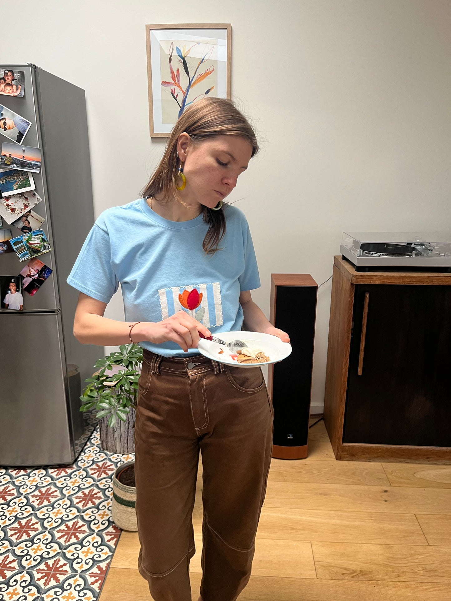 T-shirt tulipe orange capsule printemps fond bleu