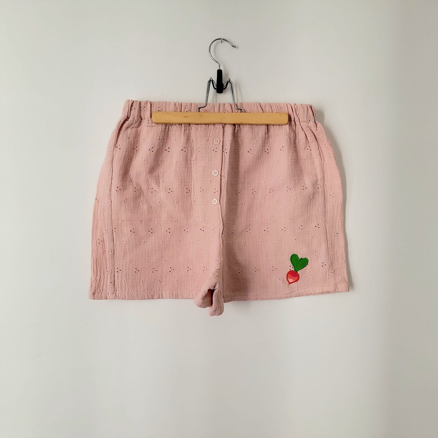Caleçon-short double gaze rose pêche brodé motif radis
