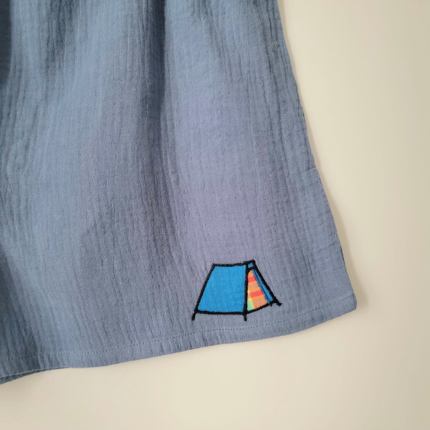 Caleçon-short double gaze bleu-gris doux mini-motif tente