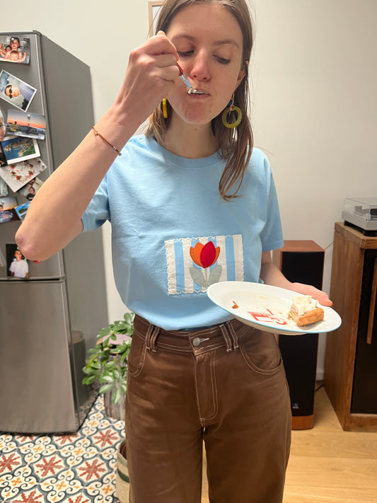 T-shirt tulipe orange capsule printemps fond bleu