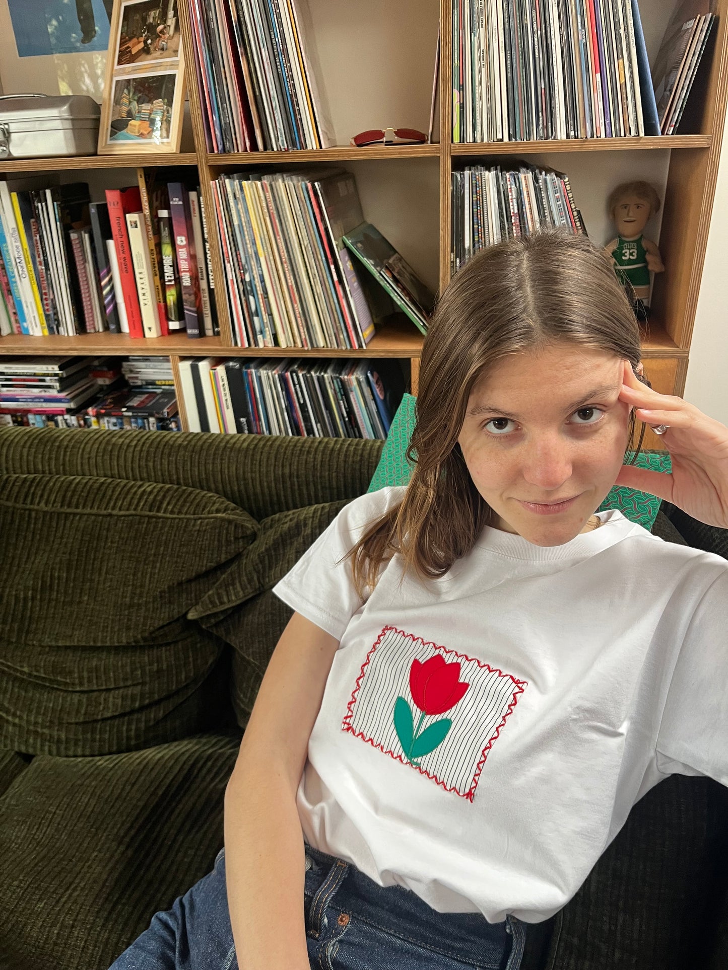 T-shirt tulipe rouge capsule printemps fond blanc