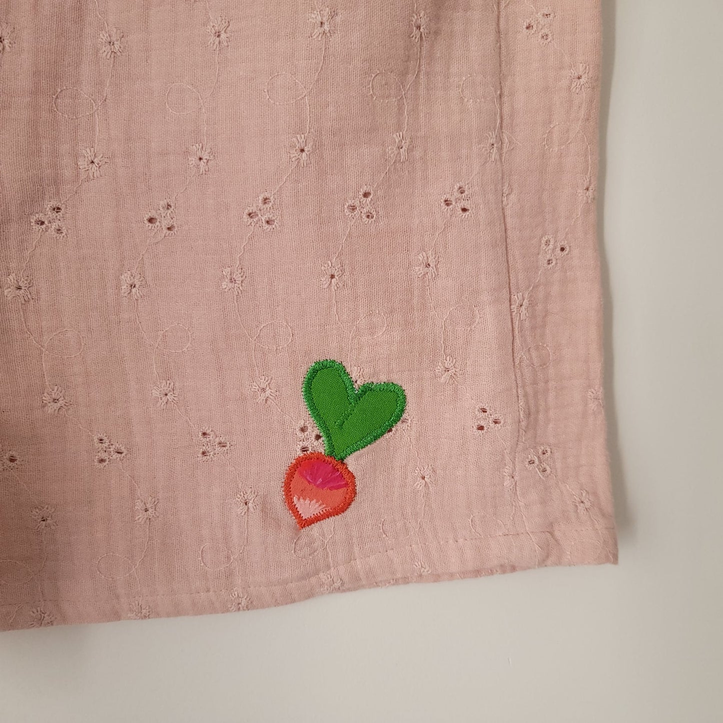 Caleçon-short double gaze rose pêche brodé motif radis